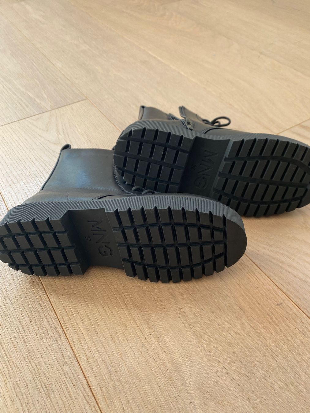 Mango Scarpe per ragazze: Schwarze Boots von Mango,  Grösse 32 – Usato da Arlesheim venduto da sandysworld 2