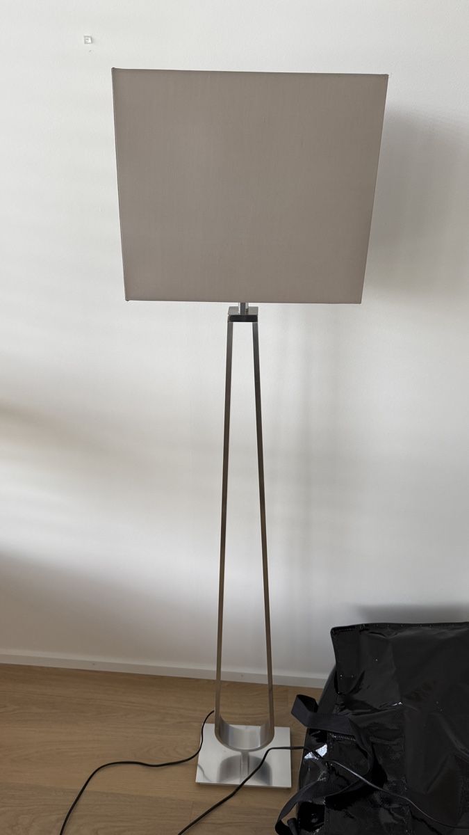 Ikea Lampade: IKEA Stehlampe – Usato da Zollikerberg venduto da j4mieeee3e