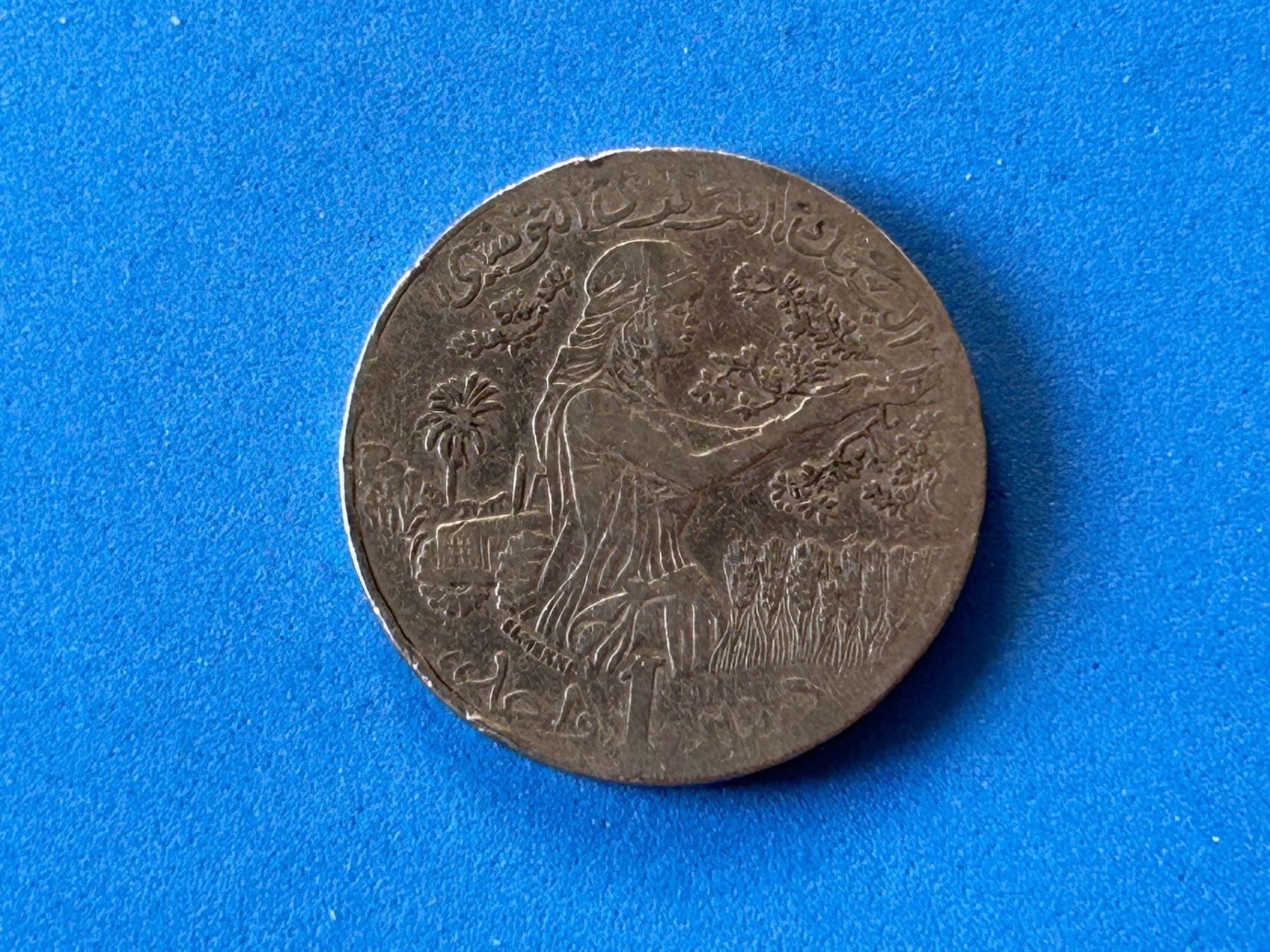 Alle Münzen: Tunisia - 1 Dinar - 2011 [Circulated] – Gebraucht aus Corcelles NE von AJKader 8