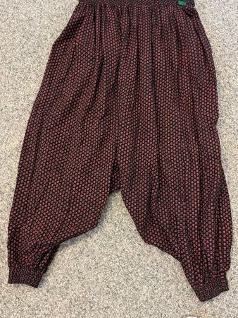 Harems-/Aladinhose mit Blumenmuster, Gr. S-L, tiefer Schritt