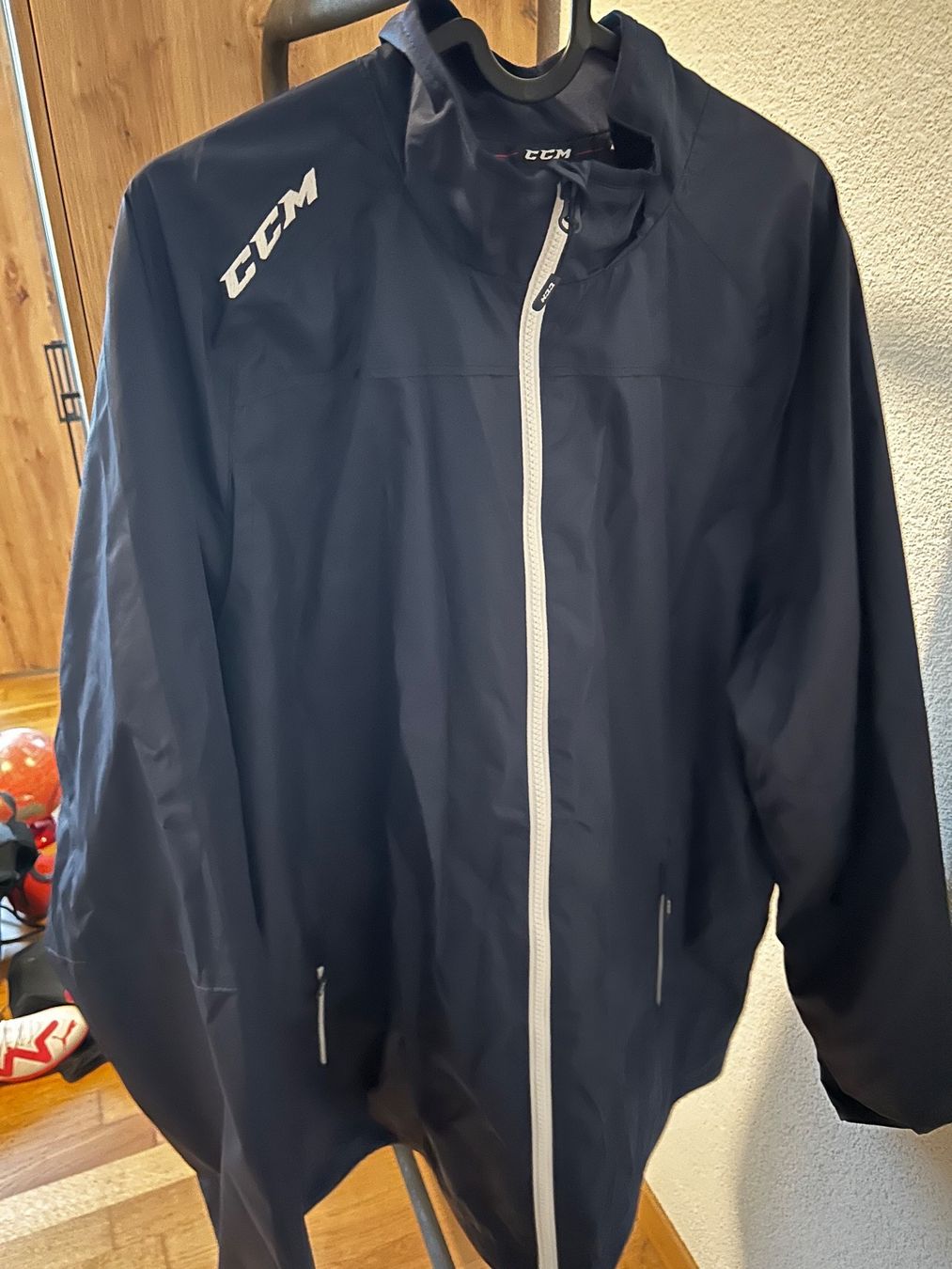 Ccm Giacche: CCM Polyesterjacke Grösse L – Nuovo (secondo la descrizione) da Niederuzwil venduto da sifel