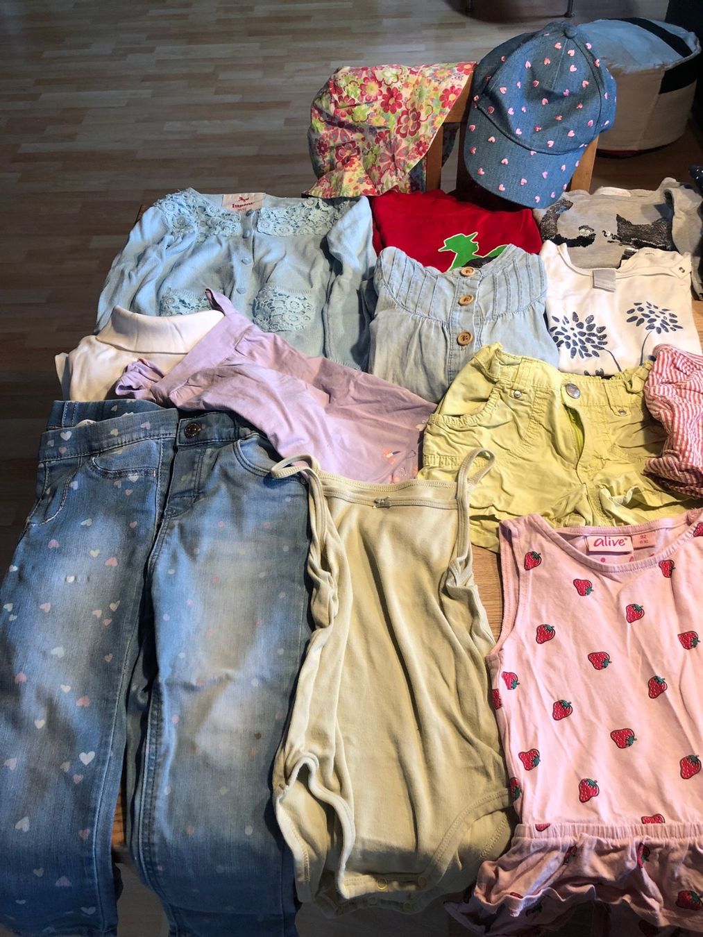 Lotti & Set di vestiti: 30 Teiliges Mädchenpaket Gr. 92 – Usato da Röschenz venduto da Tashroal 1
