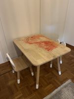 Ensemble table et deux chaises pour enfants en bois