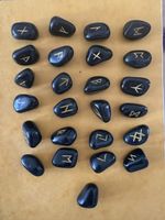 Schwarzes Runenkristall-Set, älteres Futhark,Reiki-Heilstein