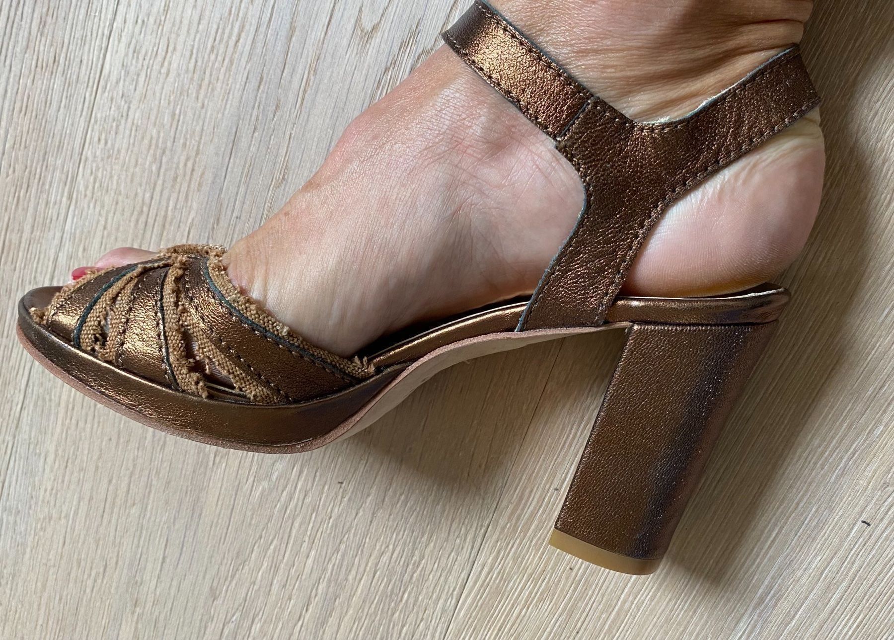 Scarpe da donna: Neue goldfarbene High Heels Grösse 35 – Nuovo (secondo la descrizione) da Winkel venduto da Flyhy2020 3