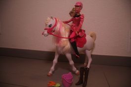 Barbie Reiterin mit ferngesteuertem Pferd und Zubehör