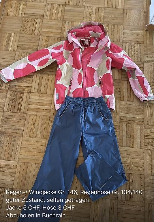 Lotti & Set di vestiti: Diverse Hosen und Regenkleider – Usato da Buchrain venduto da WRojin