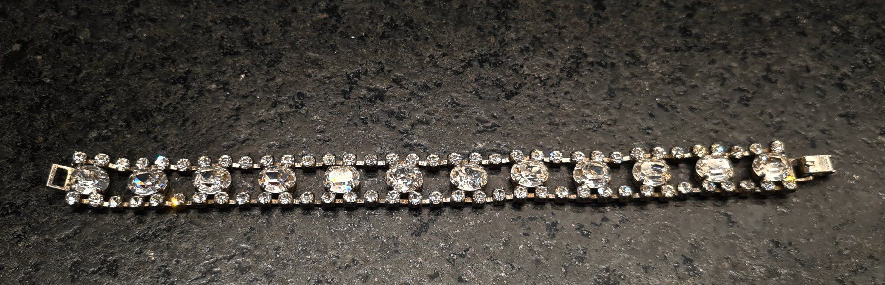 Bracciali & Braccialetti: Armband mit Strasssteinen silberfarben – Usato da Frauenfeld venduto da Purzli