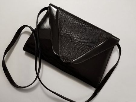 Abendtasche Lack, schwarz mit feinem abnehmbaren Trageriemen