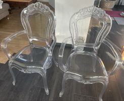 Zwei transparente elegante Armlehnenstühle