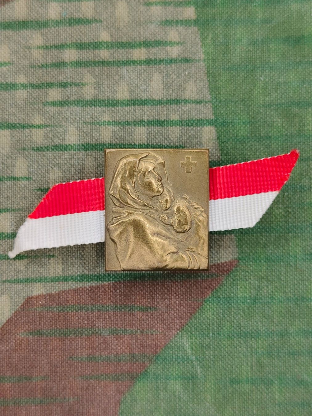 Schweizer Armee Uniformi: 1. August Abzeichen 1951 – Usato da Bauma venduto da SwissMilitaria