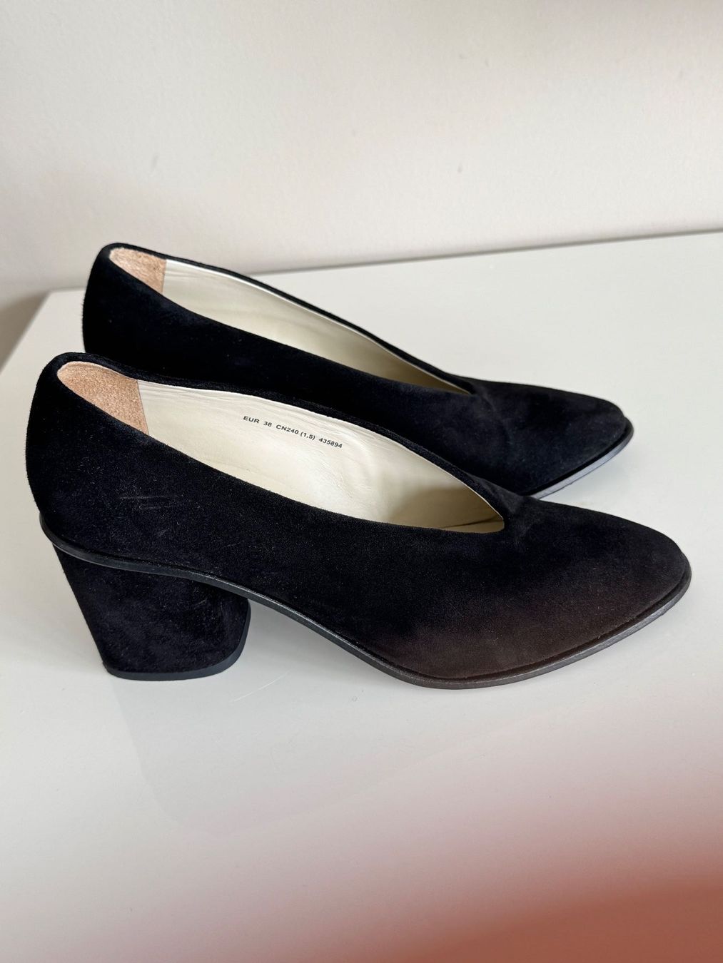 Damenschuhe: COS Veloursleder Pumps Schwarz, Gr. 38 – Gebraucht aus neerach von Ywonder