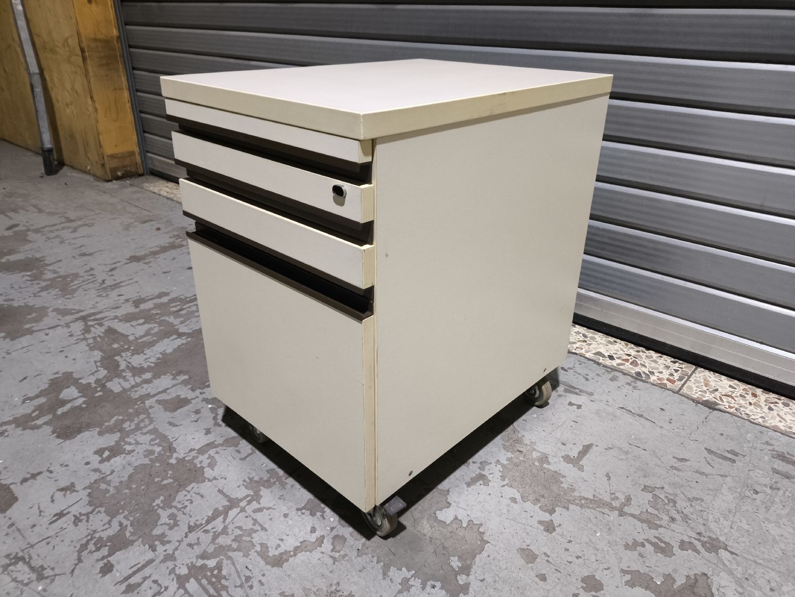 Banconi: erfi Rollcontainer Büromöbel Korpus – Usato da Netstal venduto da maxikingxD 2