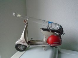 VESPA aus Blech mit Grappa / Flaschenhalter, Deko-Objekt
