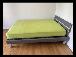 Bett inkl Lattenrost und Matratze