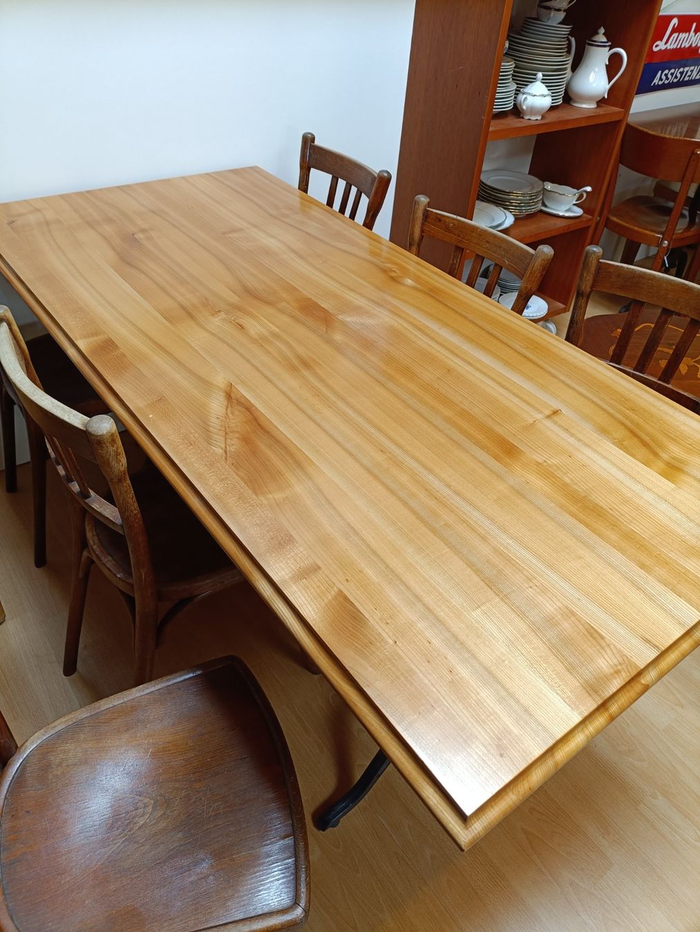 Tavoli: Holztisch mit Gussfüssen – Nuovo (secondo la descrizione) da Köniz venduto da Brockenreich 2