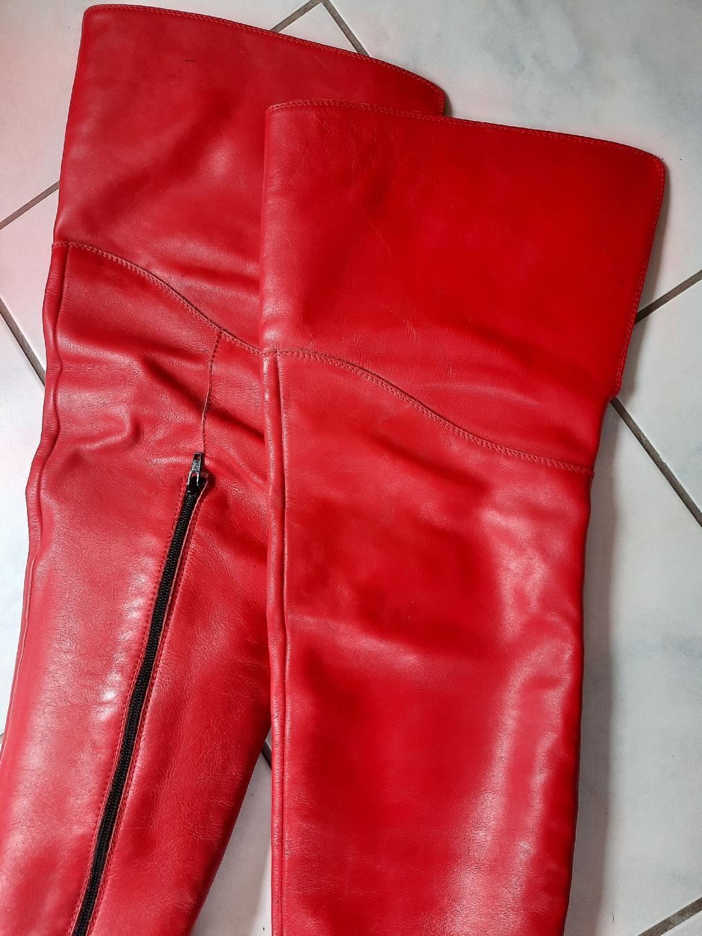 Chaussures femmes: CUISSARDES, en CUIR ROUGE – D'occasion à Le Locle par marylise01 1