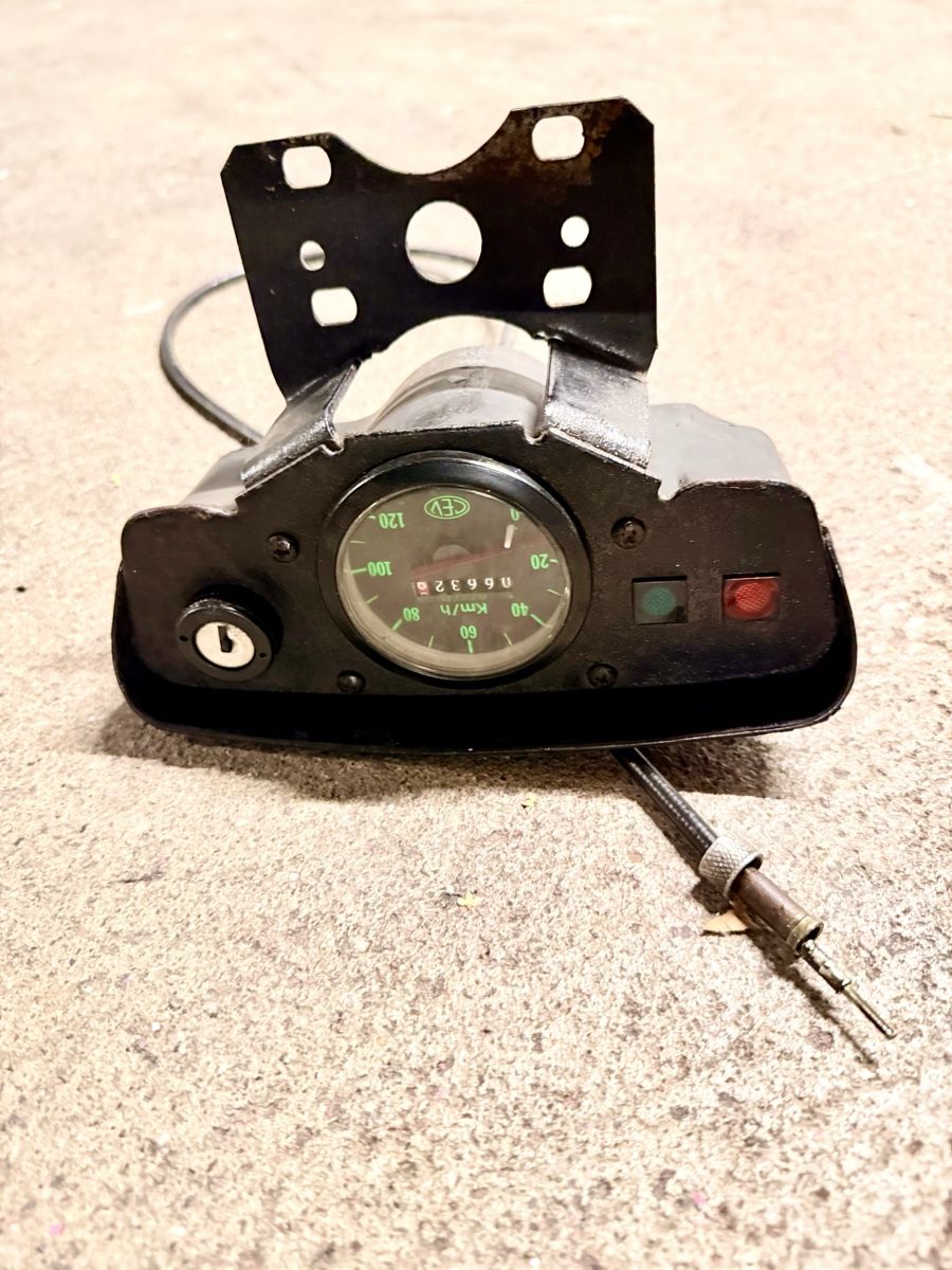 Parti ricambio per ciclomotori: Cockpit mit Tacho komplett – Usato da Zürich venduto da Carsell