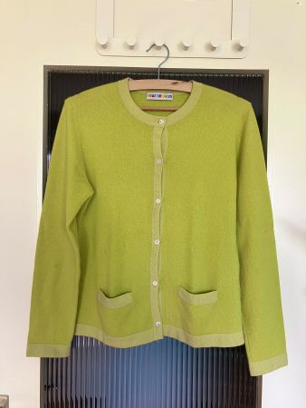 100% Kaschmir Cardigan in leuchtendem Gelbgrün, Grösse M