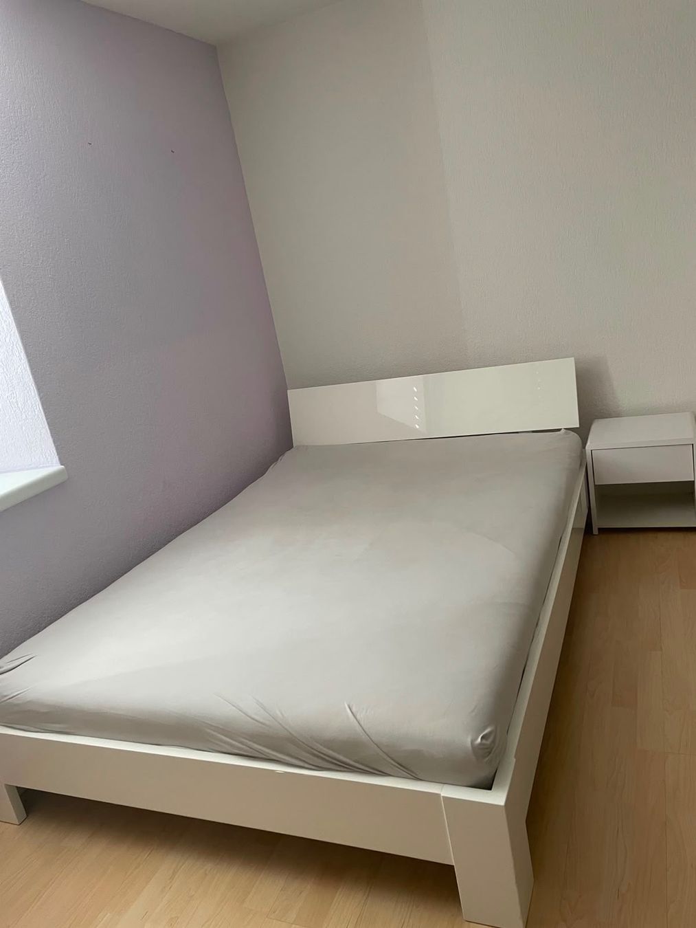 Micasa Betten: Bett 140 x 200 cm Weiss/Hochglanz mit Nachttisch – Gebraucht aus Tägerig von Bluefire04 2