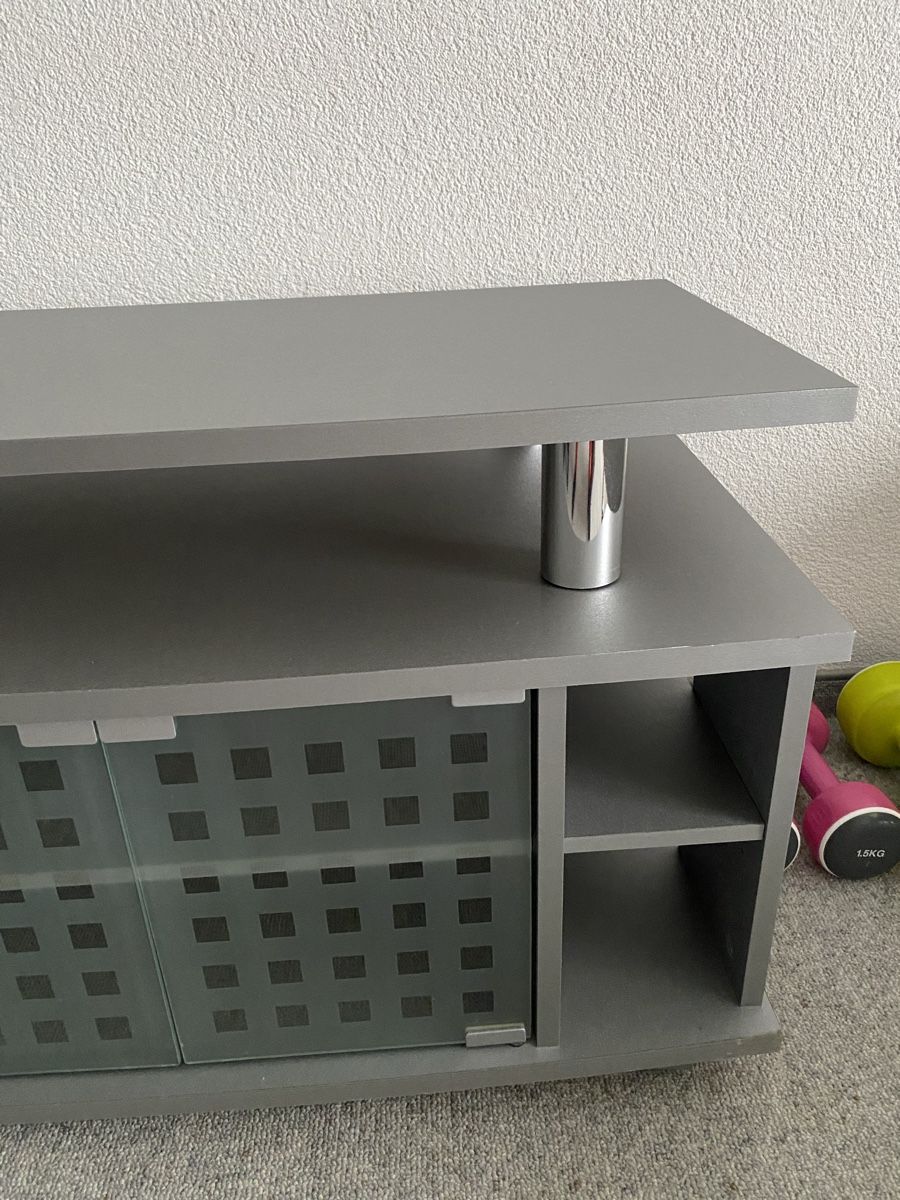 Mobili TV: TV-Möbel mit Glastüren, grau – Usato da Rickenbach Sulz venduto da mir_5z2z 2