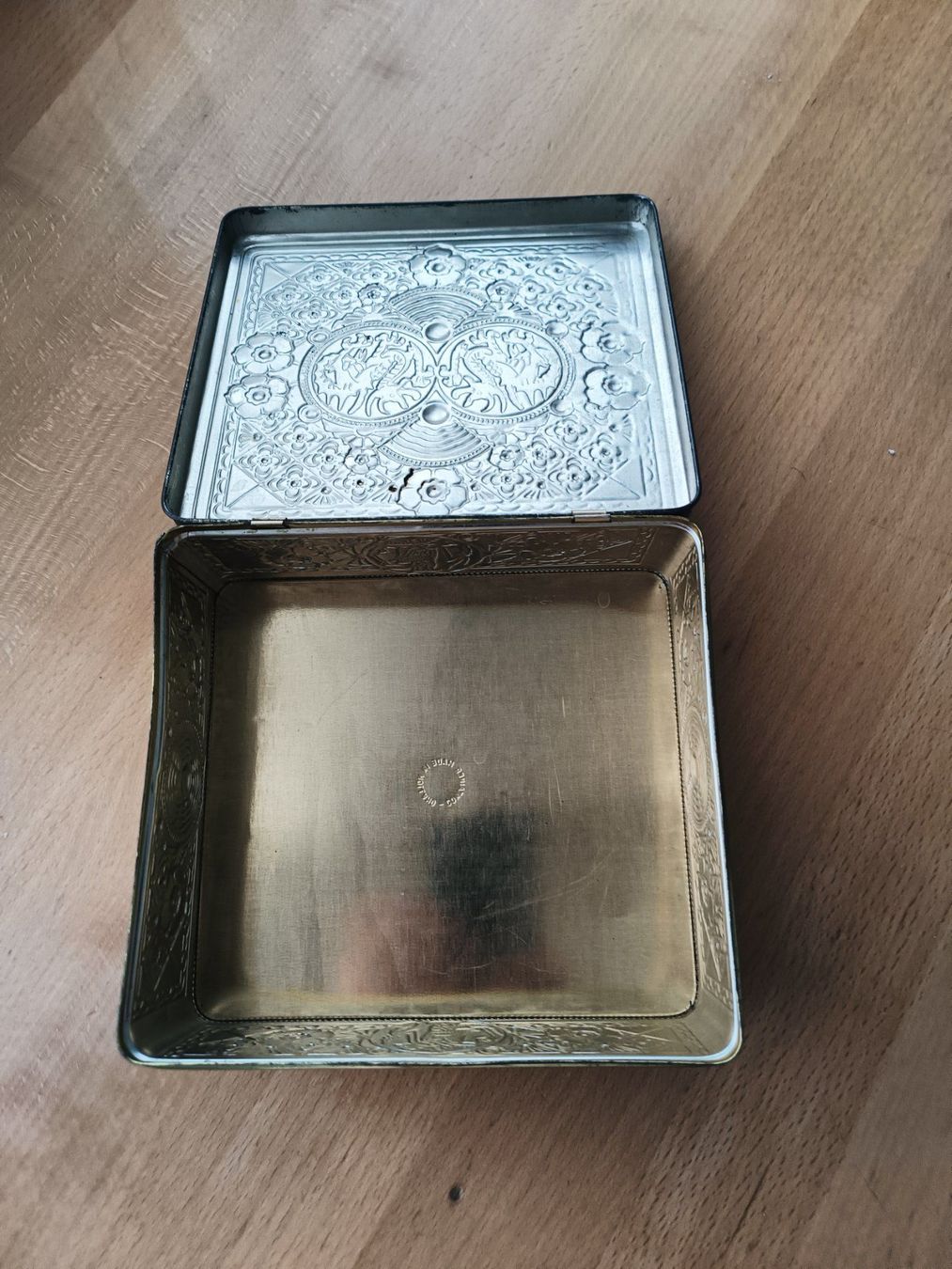 Barattoli: Antike Metalldose, indonesisches Design – Usato da Birr venduto da sen_8djr 5
