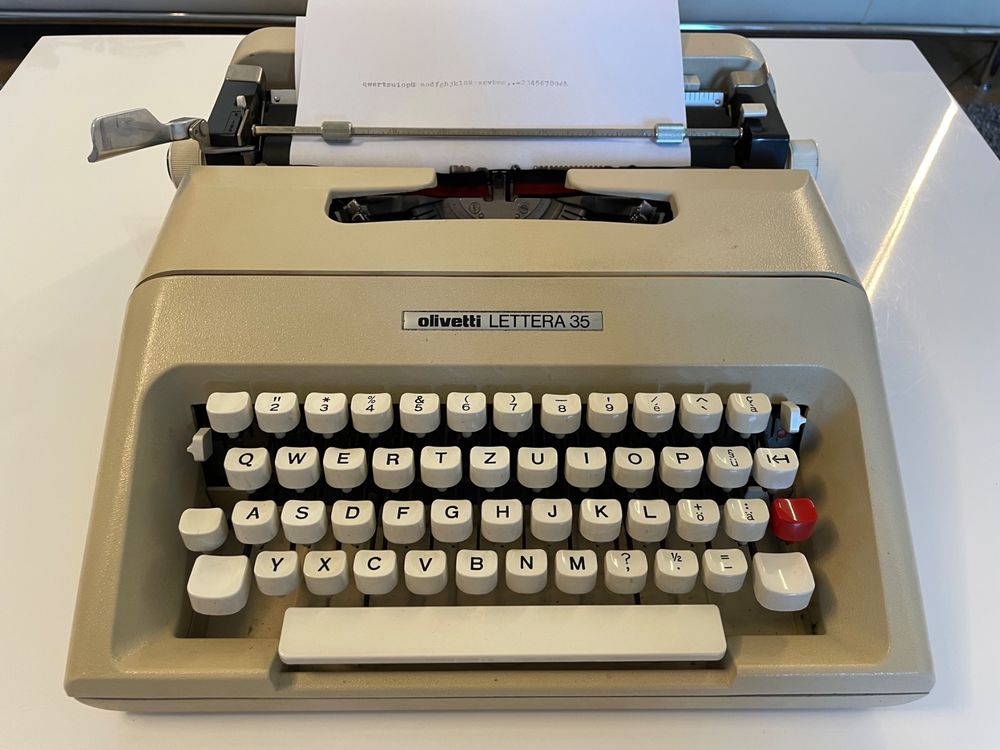 Macchina da scrivere vintage Olivetti Lettera 35