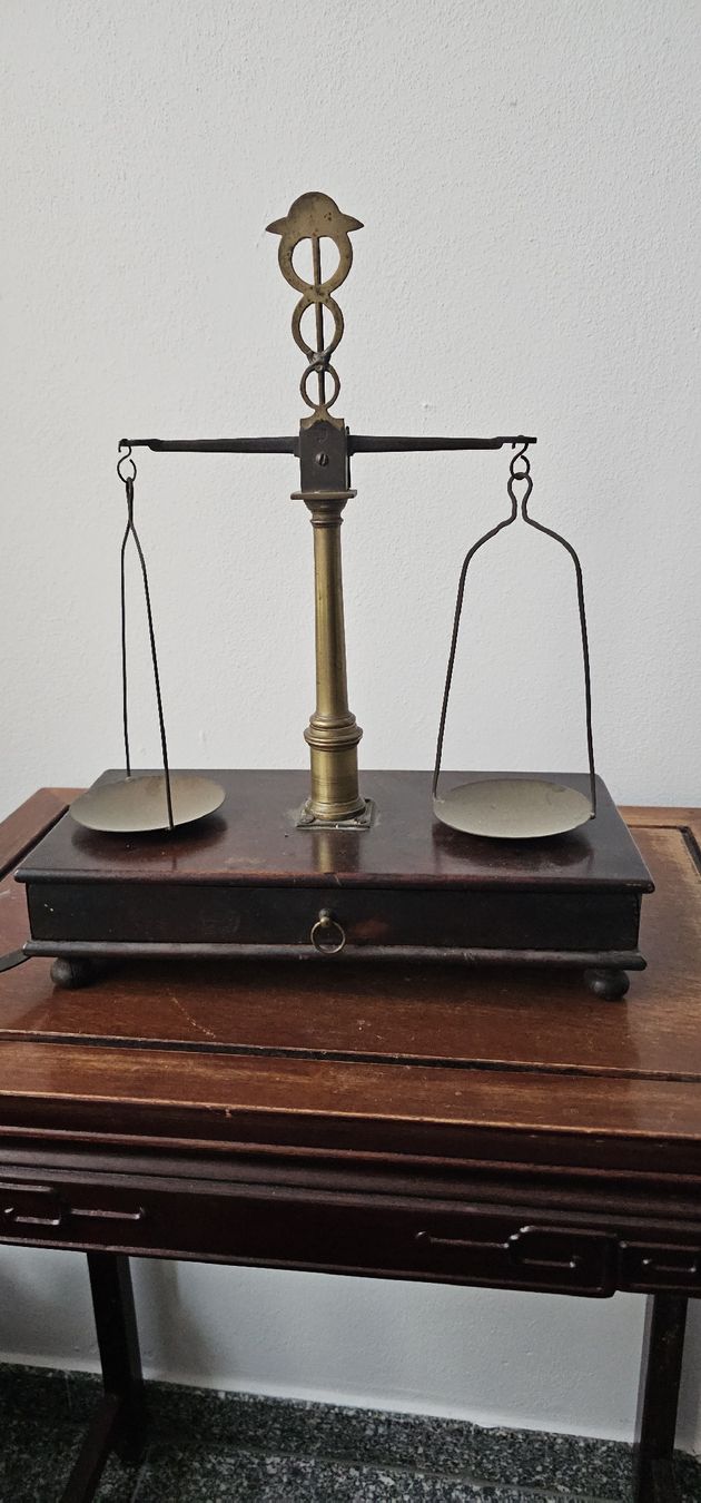Balances et poids: Alte Pharmazie Balance – D'occasion à Losone par del_yh97