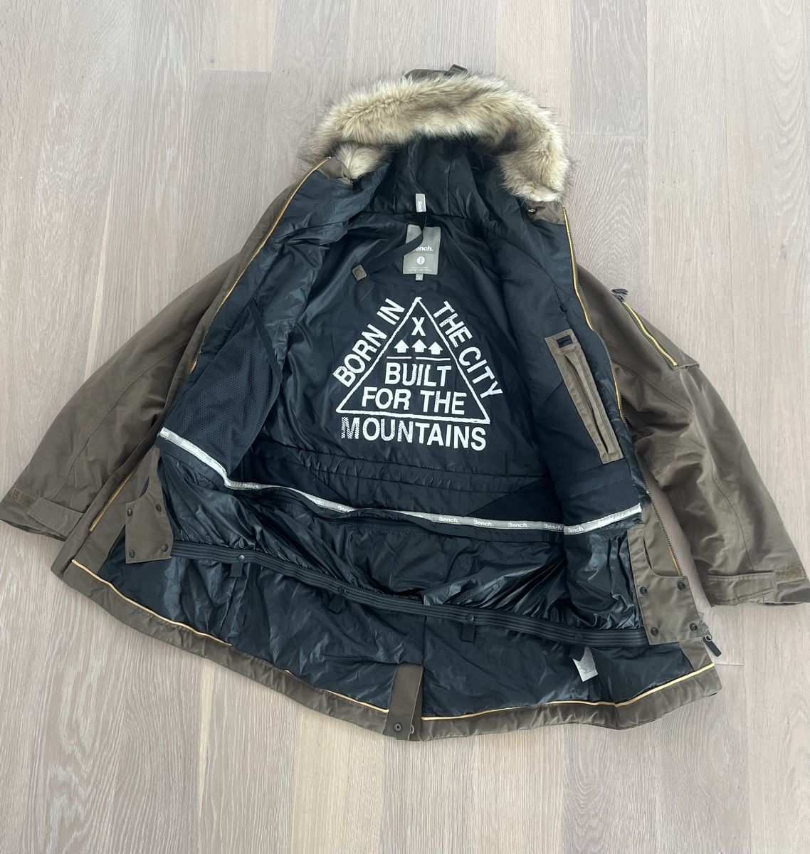 Bench Jacken: Bench. Snow-/Ski-Jacket - Größe M – Gebraucht aus Horgen von sep_fc2f 4