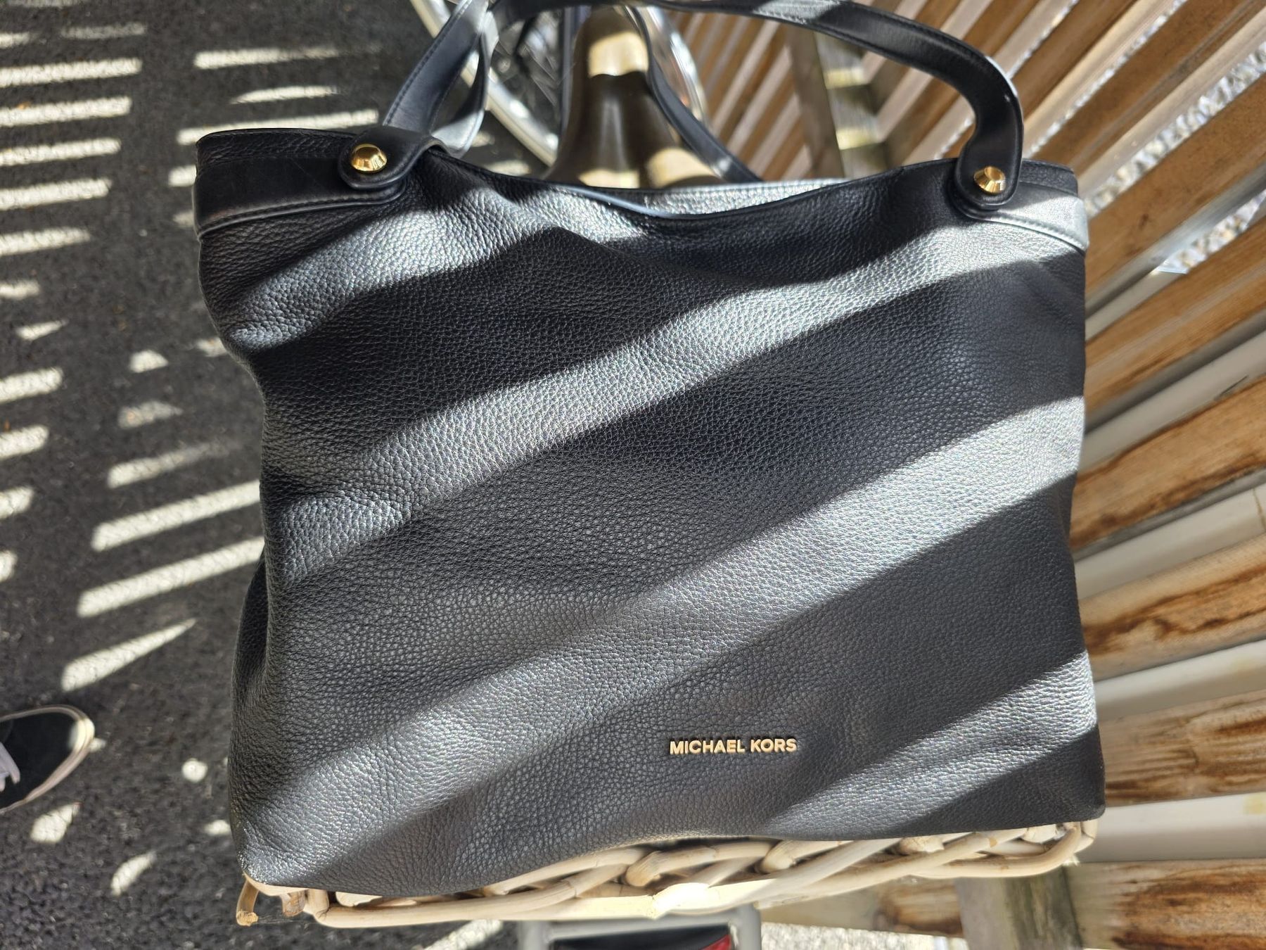 Michael Kors Borse da donna: Michael Kors Ledertasche schwarz/gold gebraucht – Usato da Kaegiswil venduto da Ruckis 2