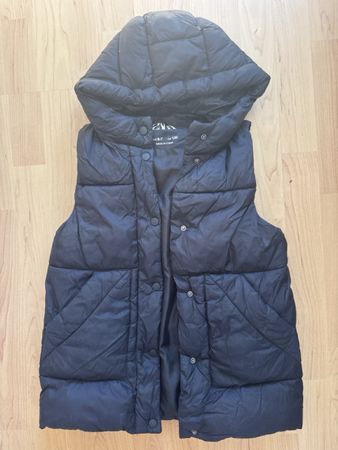 Kinder Weste Zara schwarz mit Kapuze Grösse 122 128