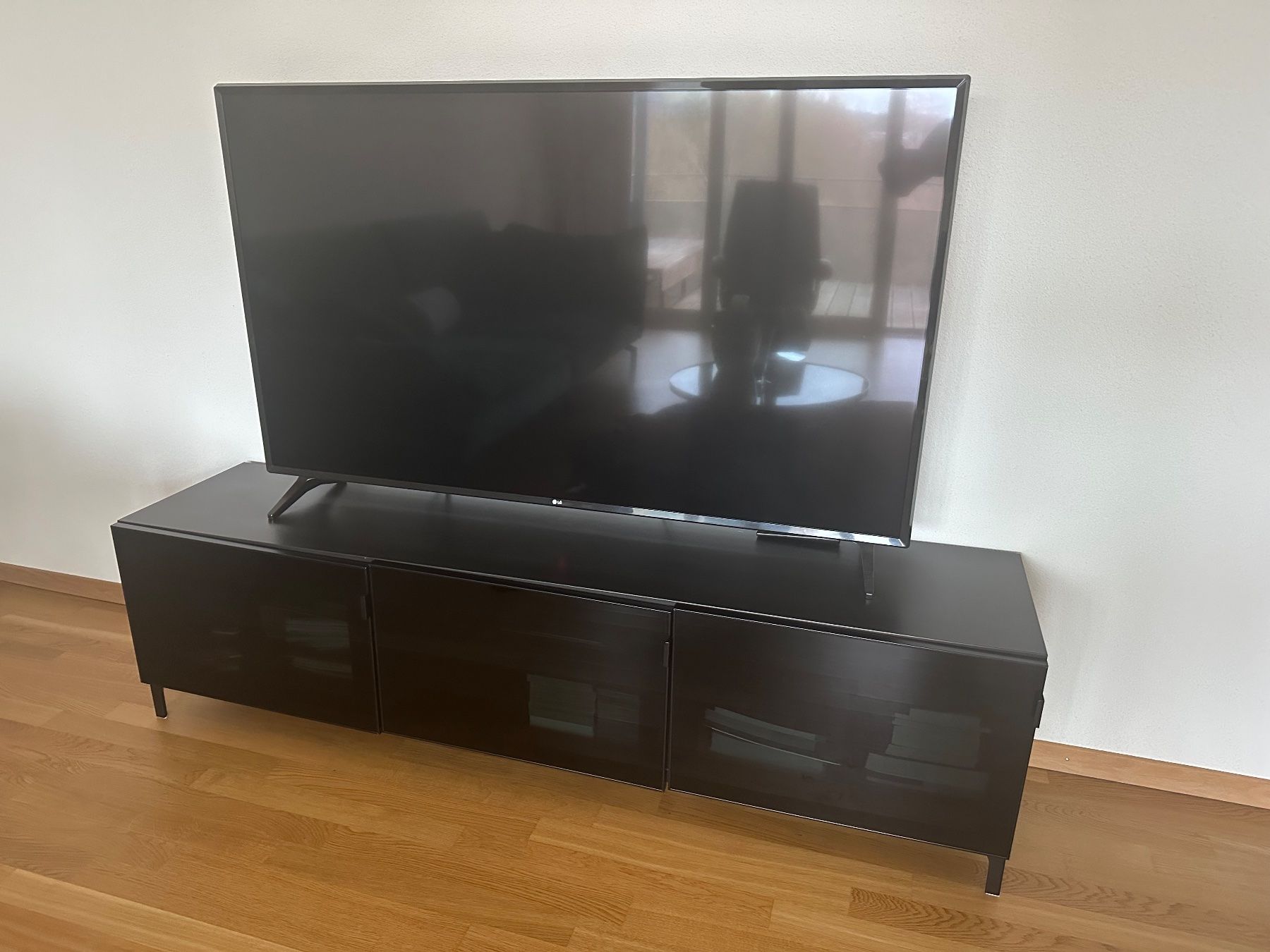 Mobili TV: TV-Möbel schwarz mit Glastüren – Usato da St. Gallen venduto da dia_gtq2