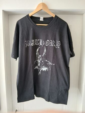 Kultiges Bathory Band-T-Shirt mit dem legendären Ziegenkopf-