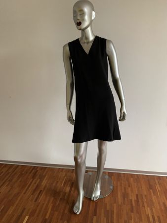 AKRIS: Sexy schwarzes Kleid mit V-Ausschnitt und Volant, 36
