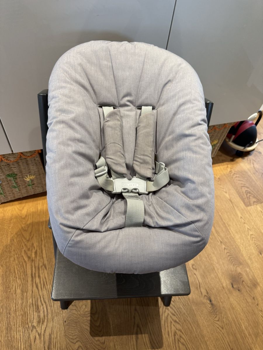 Stokke Chaises hautes: Stokke Tripp Trapp Babyschale - Versand ok – D'occasion à Neuhaus SG par chinderegge