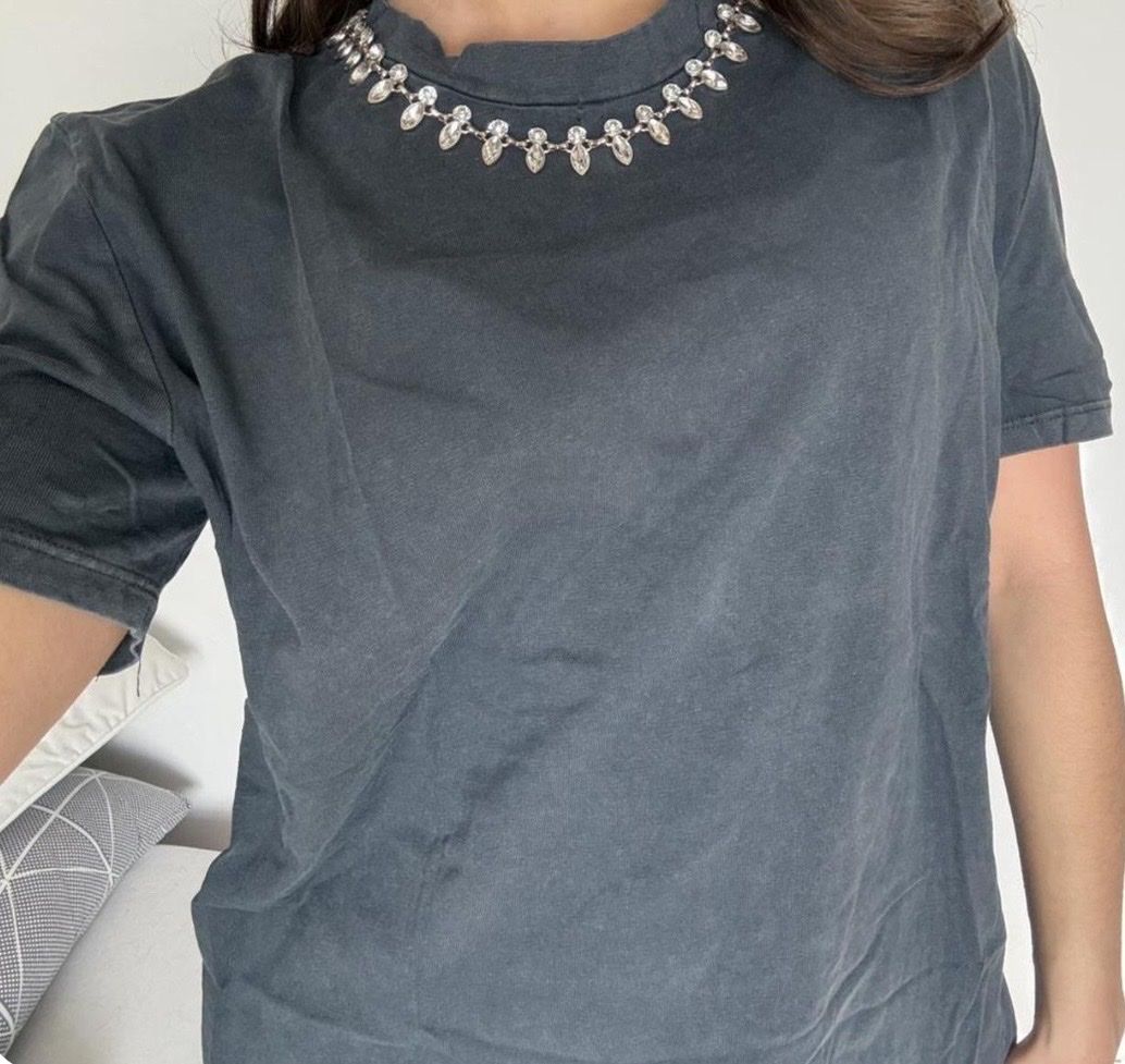 Zara T-shirts: t-shirt avec collier – D'occasion à Ardon par loanneroch