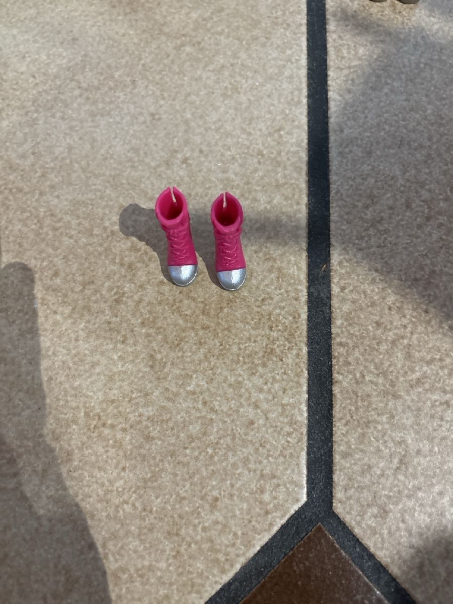 Spielzeuge: Chaussures barbie à talon  – Neu (gemäss Beschreibung) aus Uvrier von lou_dhk8