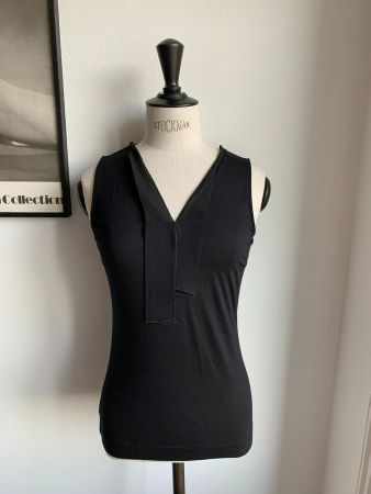 AKRIS: Edles schwarzes Top mit Seidenschlaufe, 34