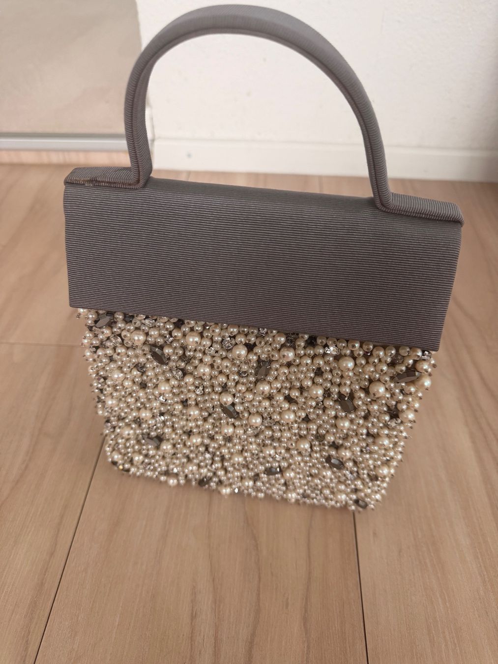 Taschen für Damen: Handtasche mit Perlen, Grau – Gebraucht aus Zollikon von dorean