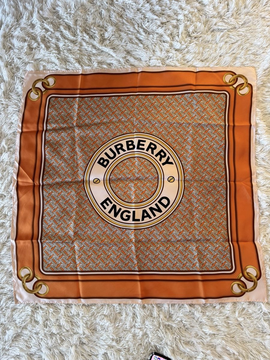Burberry Foulard & Sciarpe: Burberry silk scarf, classic design 90cm – Nuovo (secondo la descrizione) da Thonex venduto da Lux_brands01