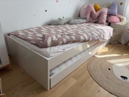 Kinderbett weiss mit Ausziehbett guter Zustand 95x210