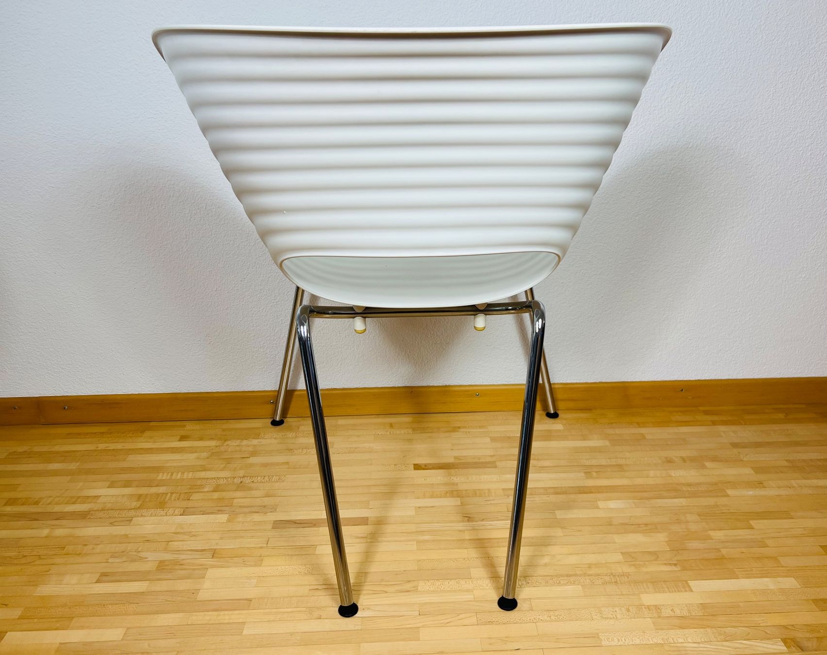 Vitra Stühle: 2 Vitra Tom Vac Stühle von Ron Arad - Weiss – Gebraucht aus Egg b. Zürich von B02_Designklassiker 3