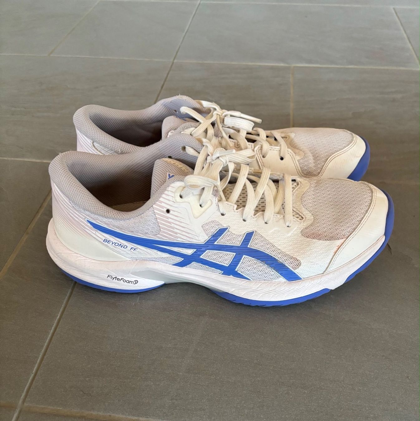 Asics Herrenschuhe: Hallenschuhe asics 42.5 – Gebraucht aus reichenbach im kandertal von turbo111