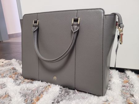 Elegante Aigner Ledertasche, grau, Top Zustand