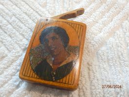 antike Streicholzschachtel aus Holz, handgemacht und bemalt.