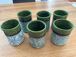 6 zusammen passende getöpferte Becher