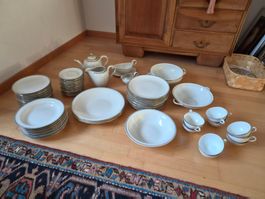 Grosses Essgeschirr Set weiss mit Goldrand gebraucht