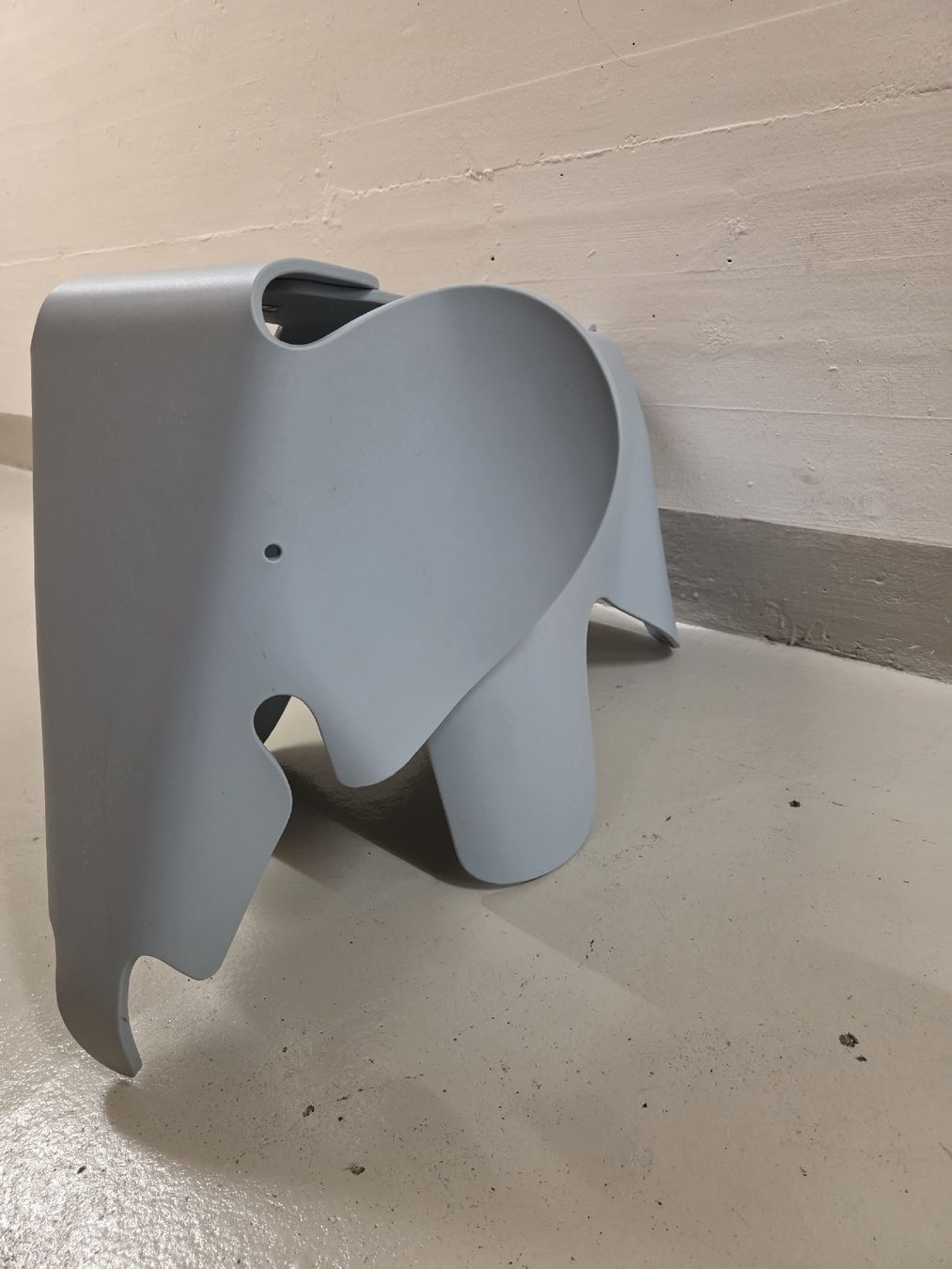 Statuette: Vitra Eames Elephant Designobjekt hellgrau guter Zustand – Usato da Winterthur venduto da DIJANA.18 2