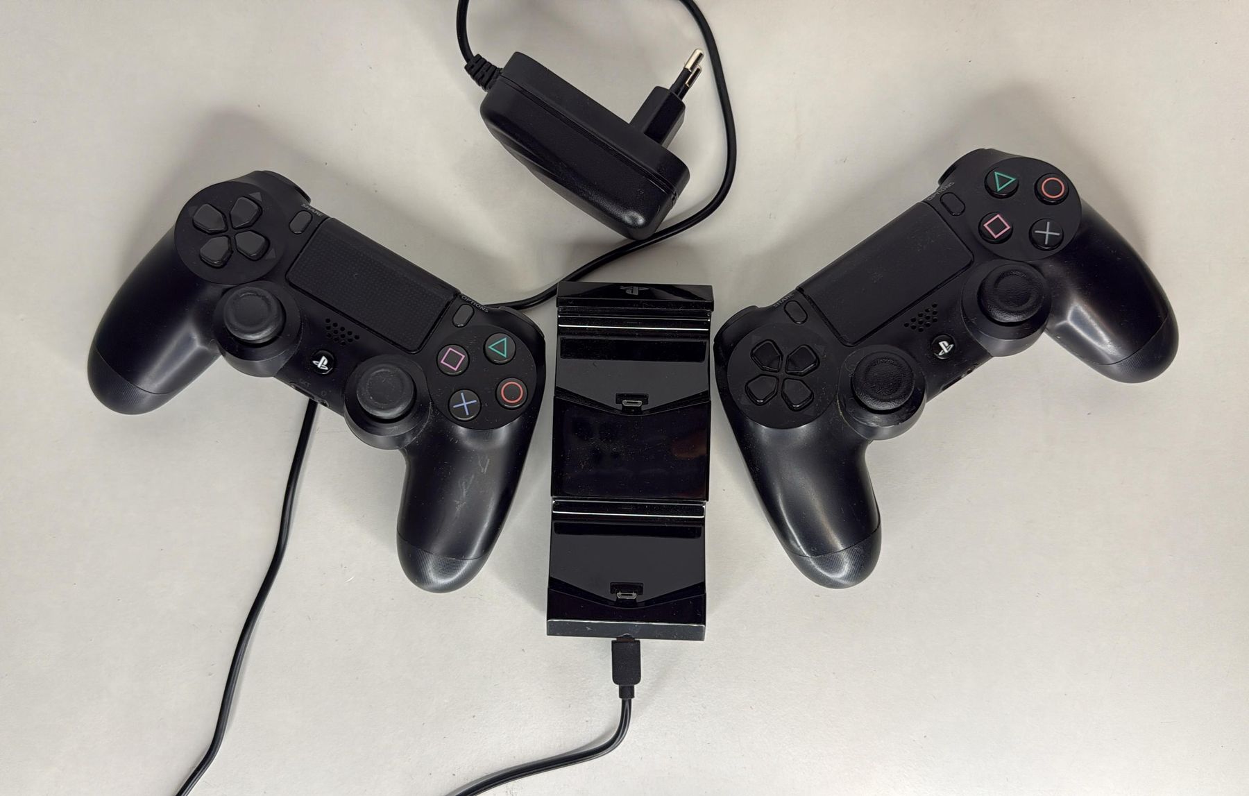 Controller: 2x Original PS4 DualShock 4 Controller + Ladestation – Usato da Ehrendingen venduto da lax21 2