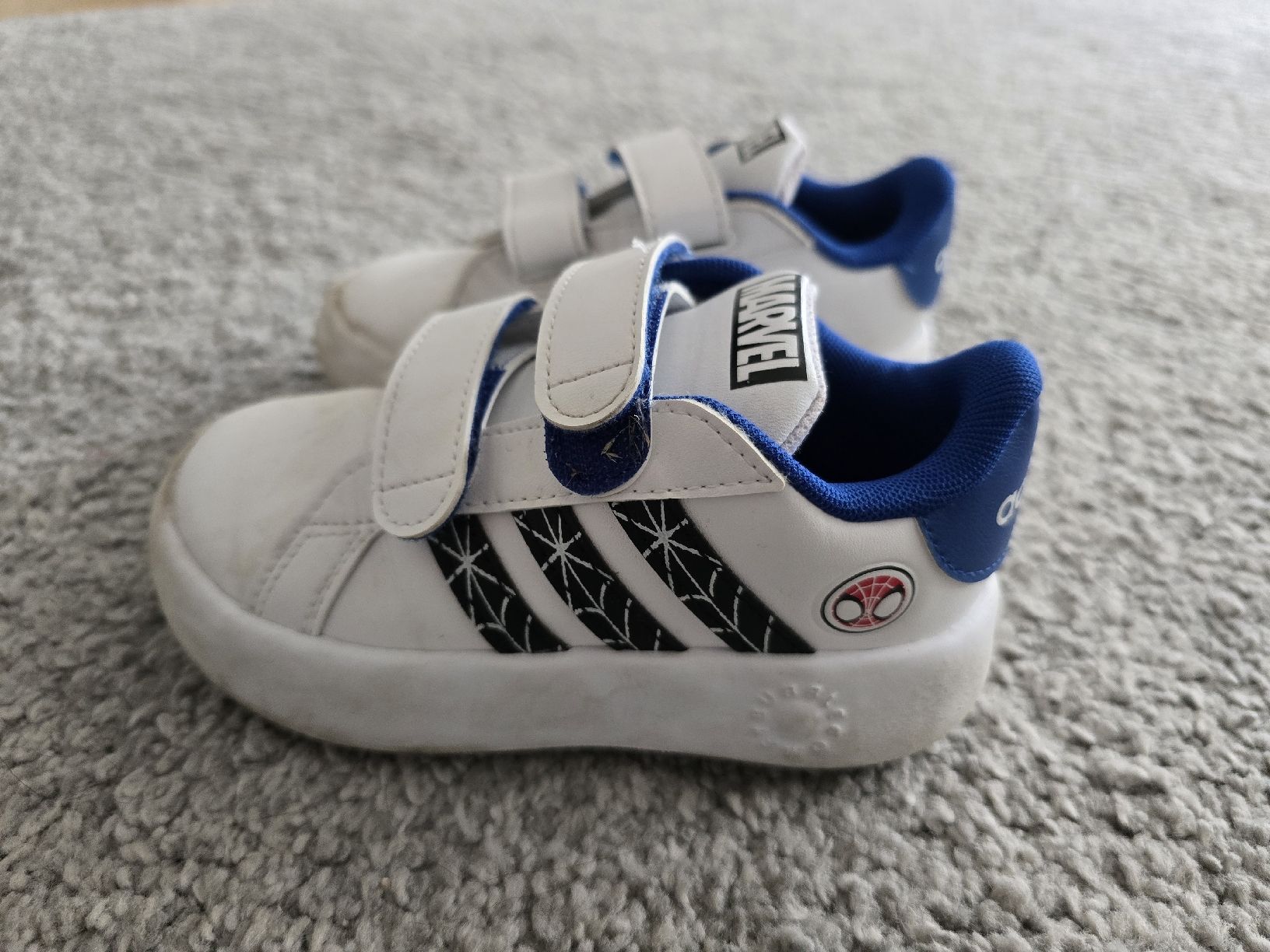 Adidas Scarpe per ragazzi: Kinder Turnschuhe Adidas Marvel Grösse 26 weiss  – Usato da Dietikon venduto da Kaska2020